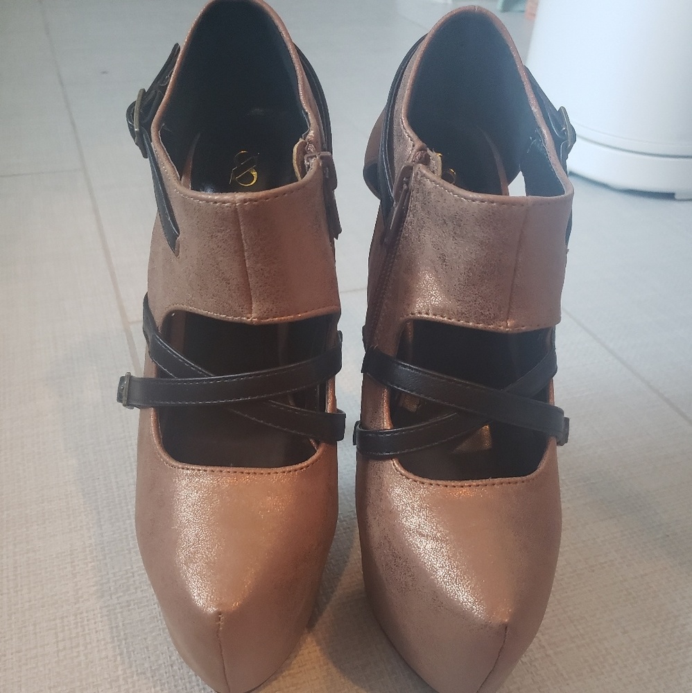 Pumps - Picture 2 of 2